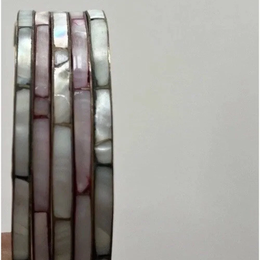 Vintage Women’s 70s Mother of Pearl Inlay Dainty Brass Bangle Bracelet Sz 8”